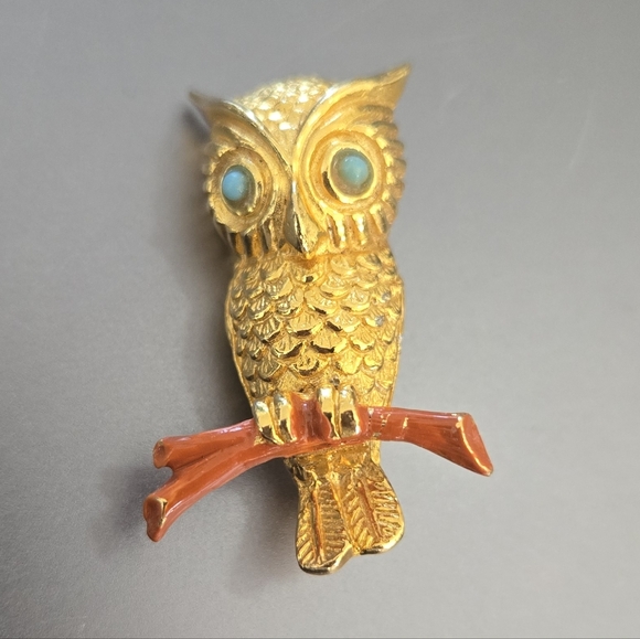 Jewelry - Gold Tone Owl Pin